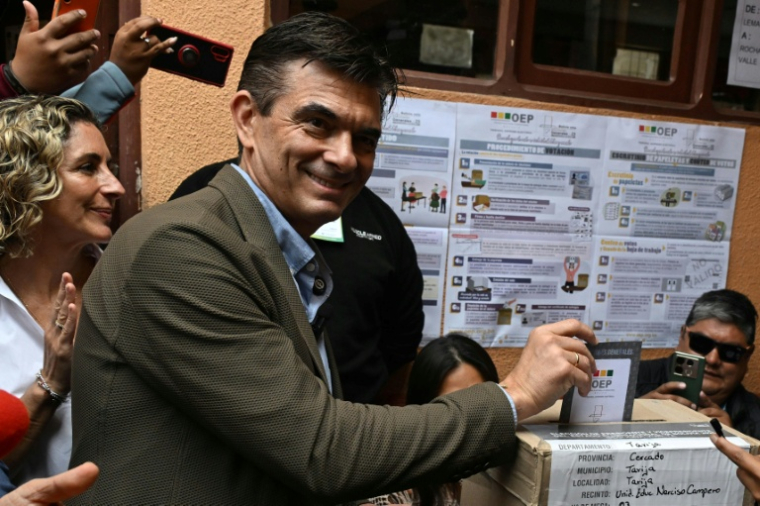 Le sénateur de centre-droit Rodrigo Paz vote aux côtés de son épouse, Maria Elena Urquidi (à gauche), lors du second tour de l'élection présidentielle à Tarija, en Bolivie, le 19 octobre 2025. Il a remporté dimanche le second tour de la présidentielle en Bolivie ( AFP / AIZAR RALDES )