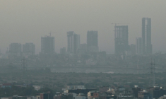 La ville de Karachi dans un épais brouillard de pollution, le 10 janvier 2026 au Pakistan ( AFP / Asif HASSAN )
