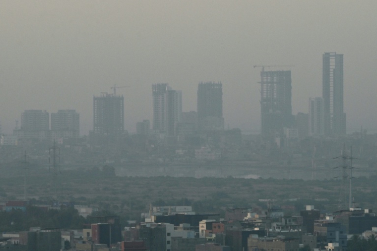 La ville de Karachi dans un épais brouillard de pollution, le 10 janvier 2026 au Pakistan ( AFP / Asif HASSAN )