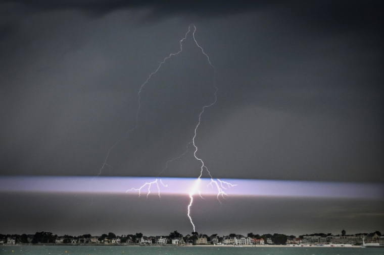 Un éclair dans un ciel d'orage à La Baule, le 25 juin 2025 en Loire-Atlantique ( AFP / Loic VENANCE )