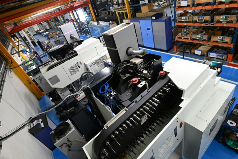 Un tour numérique et ses outils de coupe à l'usine Redex, à Ferrières-en-Gâtinais, le 18 juin 2025 dans le Loiret ( AFP / JEAN-FRANCOIS MONIER )