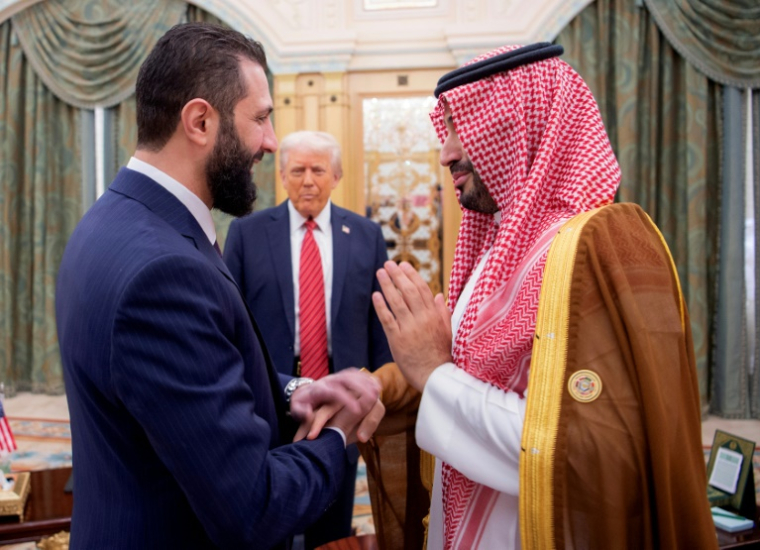Photo fournie par le Palais royal saoudien montrant le prince héritier saoudien Mohammed ben Salmane (d), le président américain Donald Trump (c) et le président syrien, Ahmad al-Chareh, le 14 mai 2025 à Ryad ( Palais royal saoudien / Bandar AL-JALOUD )