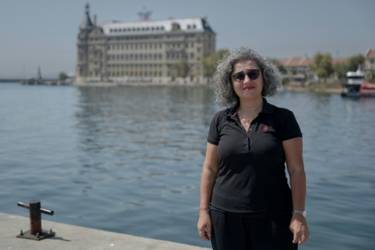 L'architecte Gül Koksal lors d'une interview devant la gare de Haydarpasa à Istanbul, le 22 août 2025 en Turquie ( AFP / Ozan KOSE )