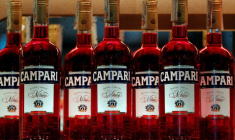 Des bouteilles Campari dans un bar du centre-ville de Milan