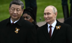 Xi Jinping et Vladimir Poutine à Moscou, en Russie, le 9 mai 2025. ( AFP / ANGELOS TZORTZINIS )