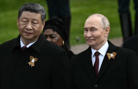 Xi Jinping et Vladimir Poutine à Moscou, en Russie, le 9 mai 2025. ( AFP / ANGELOS TZORTZINIS )