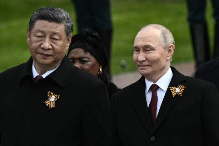 Xi Jinping et Vladimir Poutine à Moscou, en Russie, le 9 mai 2025. ( AFP / ANGELOS TZORTZINIS )