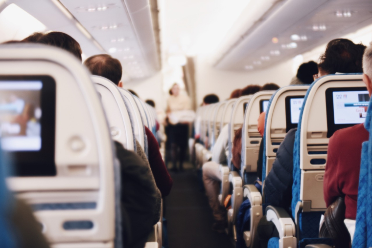Des députés européens veulent bannir les frais appliqués aux bagages à main. (illustration) (StockSnap / Pixabay)