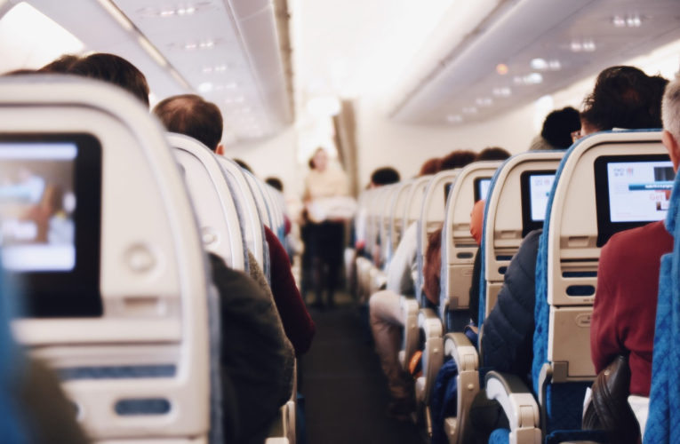 Des députés européens veulent bannir les frais appliqués aux bagages à main. (illustration) (StockSnap / Pixabay)