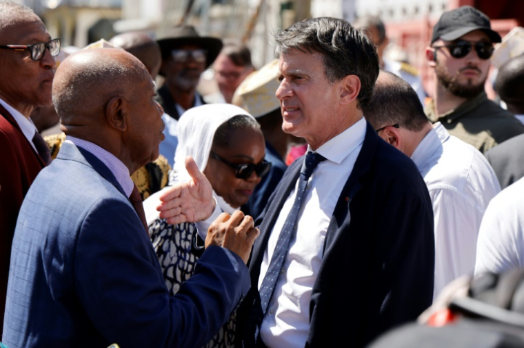 Le ministre des Outre-mer Manule Valls en visite à Mayotte dans la commune de Tsingoni, le 21 avril 2025 ( AFP / Ludovic MARIN )