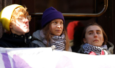 Greta Thunberg bloque l'entrée du Parlement suédois lors d'une manifestation à Stockholm