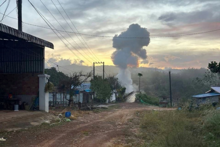 Explosion dans la province cambodgienne de Pursat, près de la frontière thaïlandaise, le 13 décembre 2025 ( Agence Kampuchea Press (AKP) / Handout )