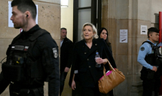 Marine Le Pen (c), présidente du groupe parlementaire du Rassemblement National (RN), accompagnée de Catherine Griset (d), eurodéputée du RN, arrive au tribunal de Paris, le 20 janvier 2026, pour l'audience en appel des assistants parlementaires du Rassemblement National (RN) soupçonnés de détournement de fonds publics européens ( AFP / Bertrand GUAY )