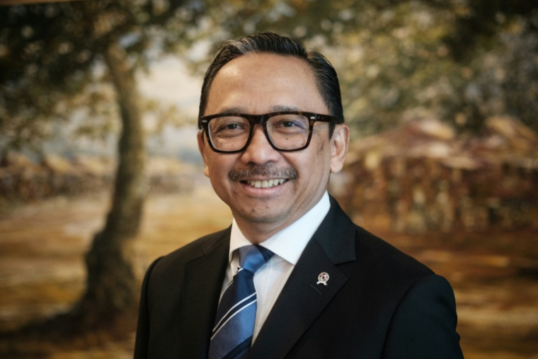 Le vice-ministre des Finances indonésien Juda Agung, à l'occasion d'une interview avec l'AFP au ministère des Finances à Jakarta, le 11 juin 2026 ( AFP / Yasuyoshi CHIBA )