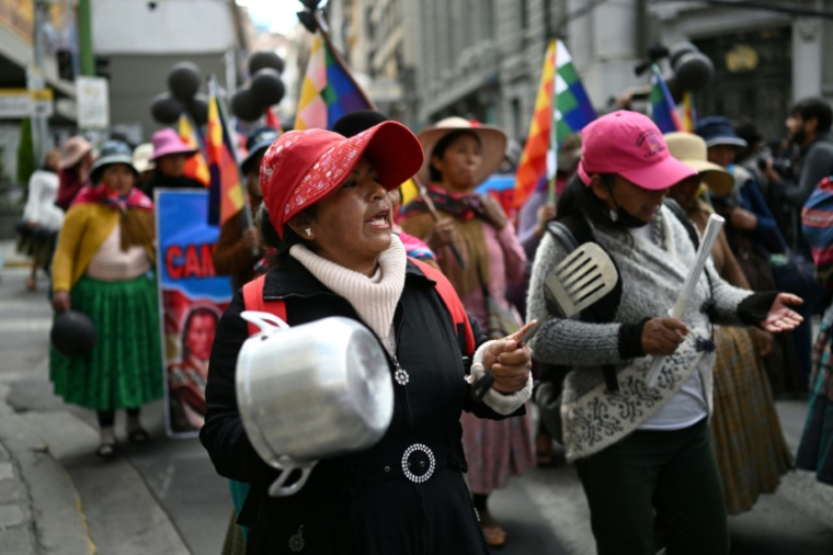Une femme indigène frappe sur des casseroles lors d'une manifestation contre le gouvernement du président Rodrigo Paz à l'occasion de la Fête des Mères, à La Paz, le 27 mai 2026 ( AFP / Marvin RECINOS )
