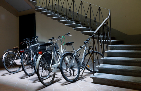 Quelles sont les règles pour stationner votre vélo en copropriété ? (Crédits: Adobe Stock)