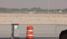 De la fumée s'élève après le crash d'un avion de combat indien au salon aéronautique de Dubaï