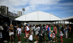 Des habitants déplacés à la suite des deux séismes du 24 juin au Venezuela font la queue pour un repas dans un camp installé dans un complexe sportif de l’État de La Guaira, le 30 juin 2026 ( AFP / Federico PARRA )