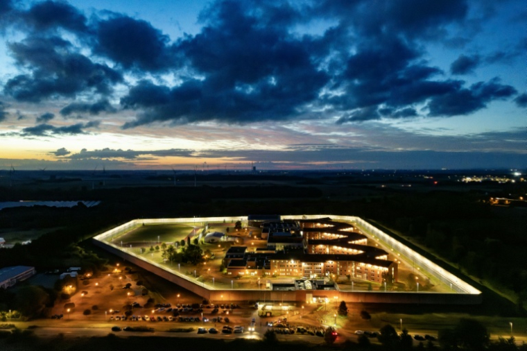 Vue aérienne de la prison de haute sécurité de Sehnde, près de Hanovre, où est incarcéré Christian Brückner, principal suspect dans la disparition de la fillette britannique Madeleine McCann en 2007 au Portugal, le 17 septembre 2025 en Allemane ( AFP / Odd ANDERSEN )