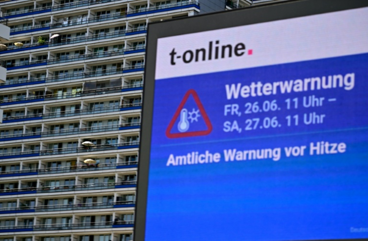 Un panneau d'information alerte sur la chaleur à Berlin le 26 juin 2026 ( AFP / Tobias SCHWARZ )