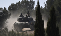 Un blindé Leopard 2 lors d'un entraînement à Saragosse, en Espagne, le 13 mars 2023. ( AFP / OSCAR DEL POZO )