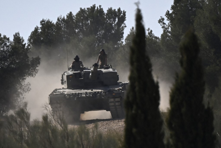 Un blindé Leopard 2 lors d'un entraînement à Saragosse, en Espagne, le 13 mars 2023. ( AFP / OSCAR DEL POZO )