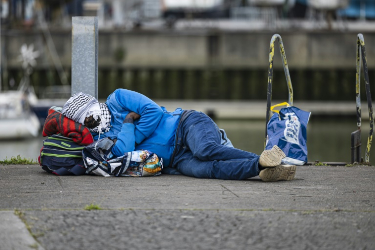 Un migrant dort à Gravelines, le 26 septembre 2025 ( AFP / Sameer Al-DOUMY )
