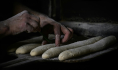Remontée contre l'obligation de fermer un jour par semaine, la fédération des chaînes de boulangerie mène des actions en justice à travers la France au risque de diviser la profession au détriment des artisans boulangers ( AFP / Philippe LOPEZ )