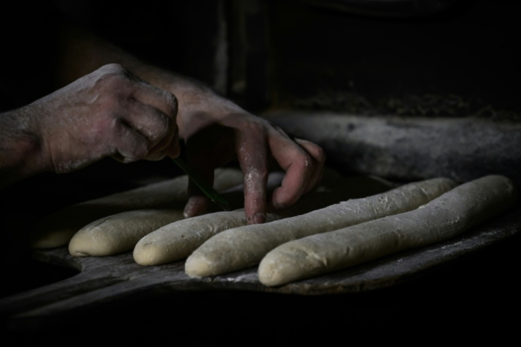 Remontée contre l'obligation de fermer un jour par semaine, la fédération des chaînes de boulangerie mène des actions en justice à travers la France au risque de diviser la profession au détriment des artisans boulangers ( AFP / Philippe LOPEZ )