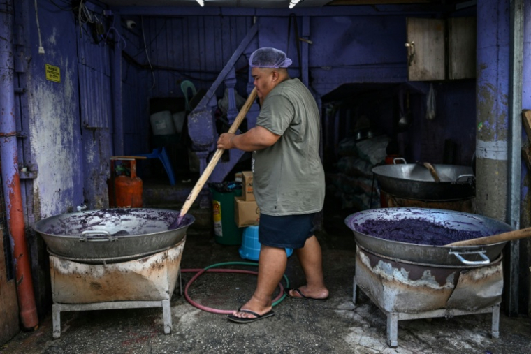 Un employé prépare une pâte d'igname violette (ube) dans une échoppe à Manille, le 1er octobre 2026 aux Philippines ( AFP / Jam STA ROSA )