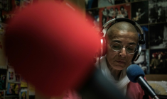 Nathalie Micou au micro de Radio Pinpon à l'hôpital de Niort, le 21 septembre 2026 ( AFP / Philippe LOPEZ )