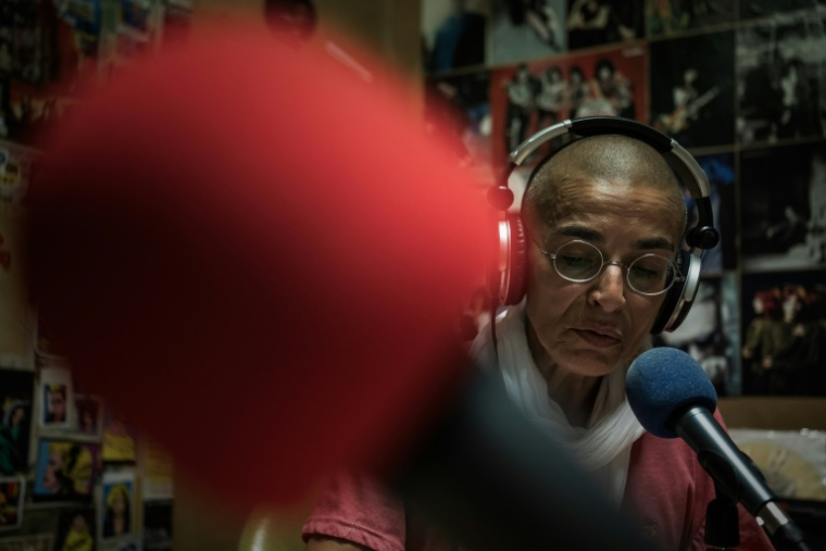 Nathalie Micou au micro de Radio Pinpon à l'hôpital de Niort, le 21 septembre 2026 ( AFP / Philippe LOPEZ )