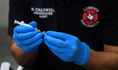 Un soignant prépare un vaccin contre la rougeole dans un centre de santé à Lubbock, au Texas, le 27 février 2025 ( AFP / RONALDO SCHEMIDT )