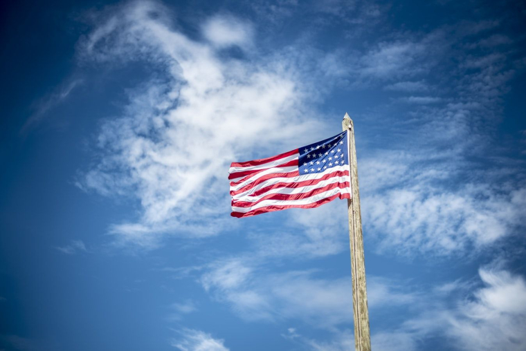 drapeau américain 3 (Crédits: Unsplash - Ben White)