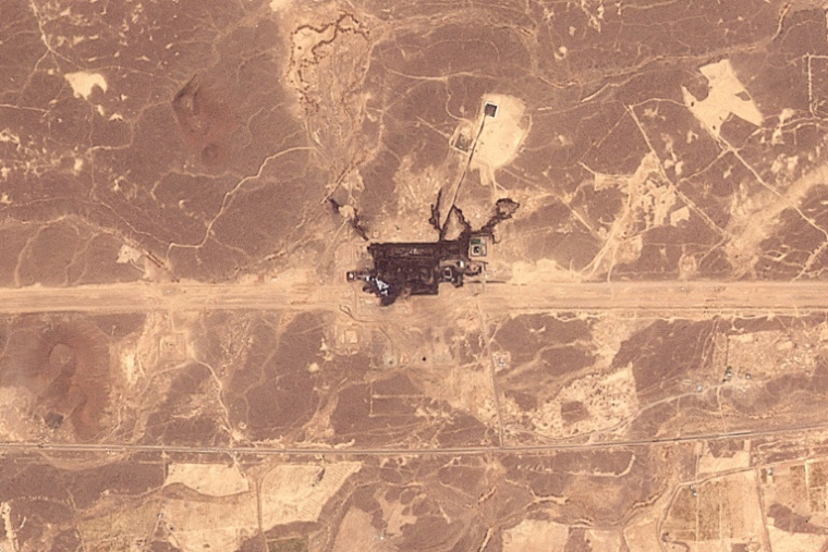 Image satellite prise et diffusée par Planet Labs PBC, le 11 septembre 2026, montrant une infrastructure endommagée par un incendie au sud-est de Médine, le long du tracé général de l'oléoduc Est-Ouest (Petroline) de l'Arabie saoudite ( Planet Labs / Handout )