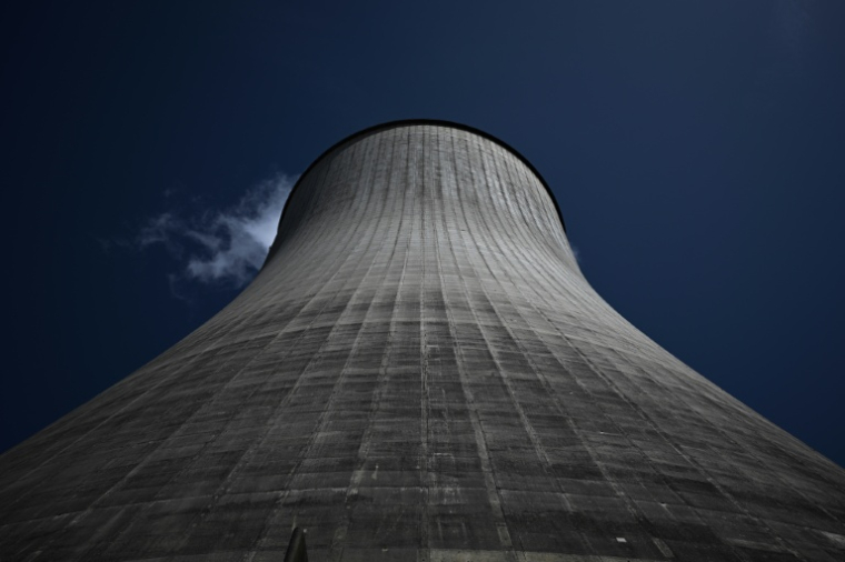 Une des deux tours de refroidissement de la centrale nucléaire de Civaux, dans la Vienne, le 24 juin 2026 ( AFP / Philippe LOPEZ )