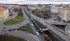 Des agriculteurs conduisent des tracteurs lors d'une manifestation à Prague, en République tchèque