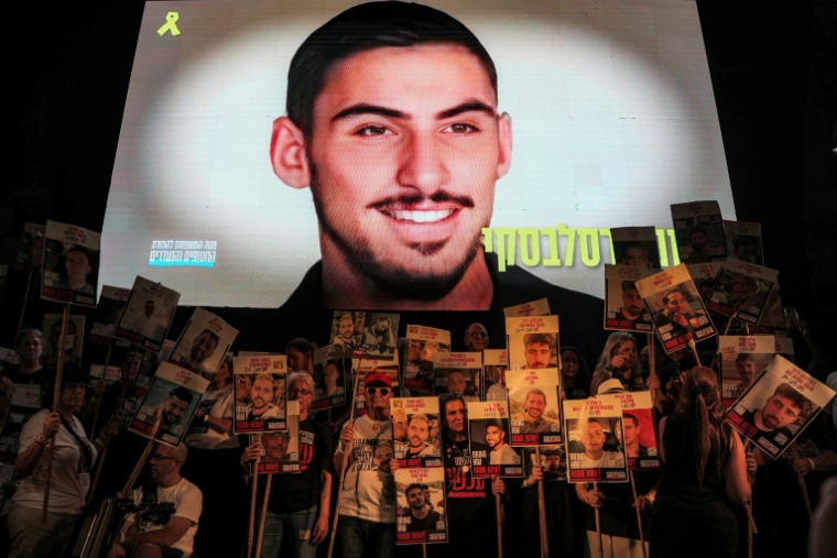 Photo de Rom Braslavski projetée sur un écran lors d'une manifestation des familles d'otages, à Tel-Aviv le 9 août 2025 ( AFP / Jack GUEZ )