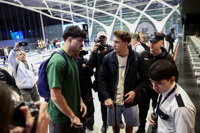 Oscar Jegou et Hugo Auradou, joueurs de rugby français accusés d'agression sexuelle, sont vus à l'aéroport international d'Ezeiza après qu'un tribunal argentin leur a permis de quitter le pays, à Buenos Aires