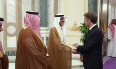 Arabie saoudite : Emmanuel Macron rencontre le prince héritier lors d'une visite non annoncée