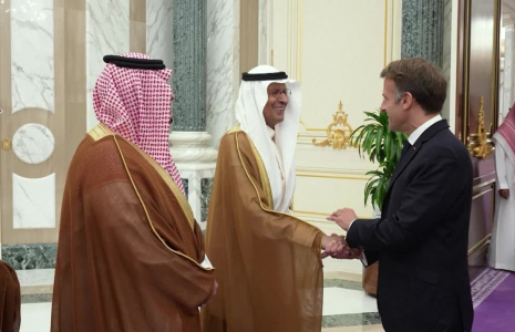 Arabie saoudite : Emmanuel Macron rencontre le prince héritier lors d'une visite non annoncée