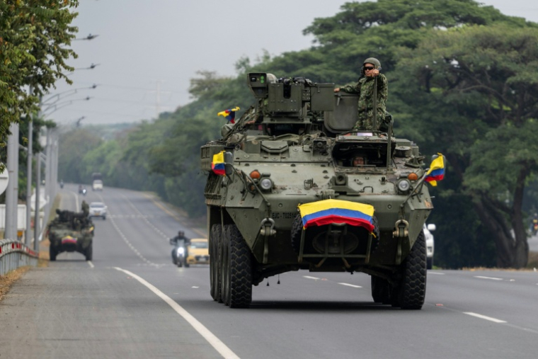 Un véhicule blindé patrouille à Cali, Colombie, le 6 août 2026 à la veille de l'investiture du président Abelardo de la Espriella ( AFP / Luis ACOSTA )