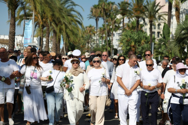 Marche sur la Promenade des Anglais à Nice, le 12 juillet 2026,  lançant les commémorations des dix ans de l'attentat au camion-bélier qui avait  fait 86 morts et plus de 400 blessés le 14 juillet 2016 ( AFP / Valery HACHE )