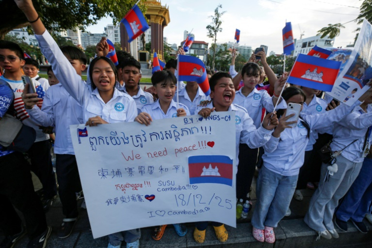 Des habitants brandissent des drapeaux cambodgiens lors d'une marche en faveur de la paix avec la Thaïlande, à Phnom Penh le 18 décembre 2025 ( AFP / STR )