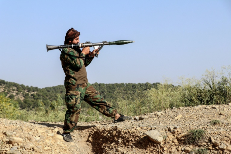 Un membre des forces de sécurité talibanes armé d'un lance-roquettes dans la province de Khost , près de la frontière entre l'Afghanistan et le Pakistan, après des affrontements qui ont coûté la vie à 58 soldats pakistanais, selon Kaboul, le 12 octobre 2025 ( AFP / - )