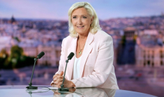 La présidente du groupe parlementaire Rassemblement national (RN), Marine Le Pen, sur le plateau du 20H de TF1, après sa condamnation en appel, le 7 juillet 2026 à Boulogne-Billancourt, près de Paris ( POOL / Christian Hartmann )
