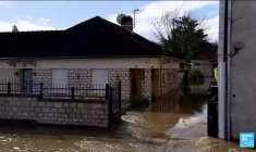 Crues en France : Deux départements en alerte rouge, une centaine d'évacuations