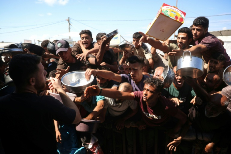 Des Palestiniens déplacés lors d'une distribution de nourriture à Khan Younès, dans le sud du territoire palestinien, le 6 octobre 2026  ( AFP / Bashar Taleb )