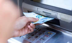 La Banque de France souligne que l’accessibilité aux distributeurs reste largement satisfaisante: 98,8% des Français vivent à moins de 15 minutes en voiture d’un DAB.