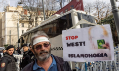Photo d'archives: Des protestataires manifestent devant le consulat général de Suède à Istanbul